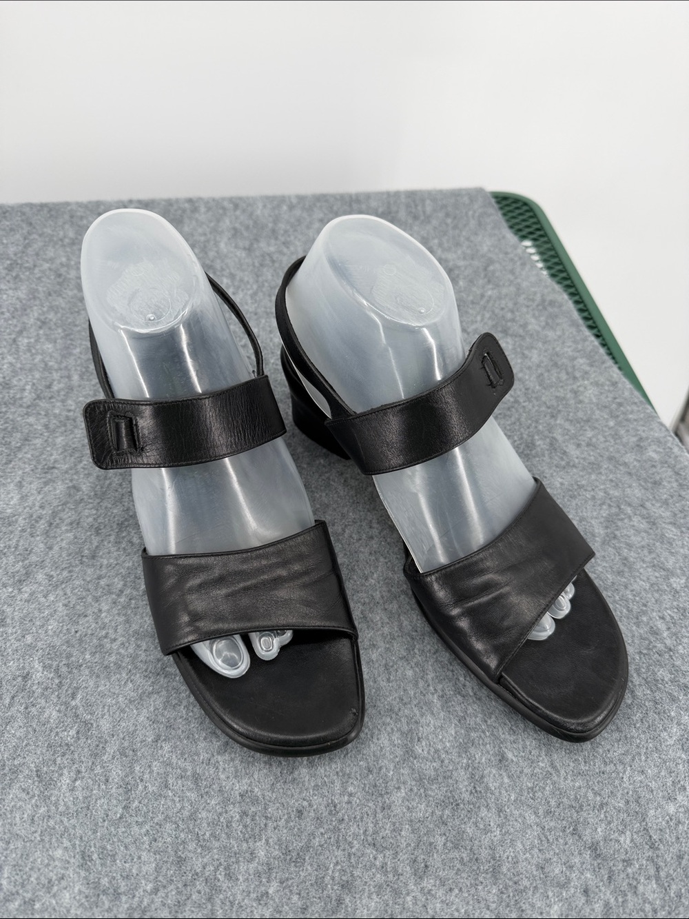 Munro American black leather open toe kitty heel velcro strap shoes size 9
